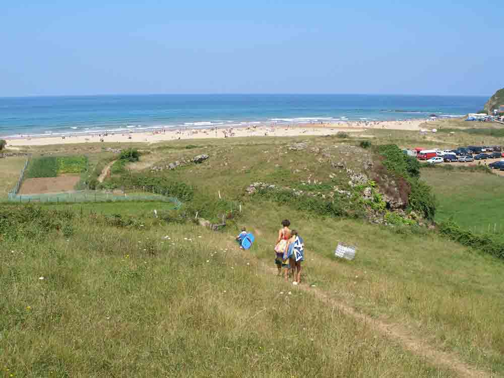 Camino a la playa desde el Camping Playa de Vega Ribadesella Asturias17
